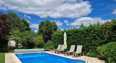 Maison 4 chambres, dépendance, piscine et jardin proche du village.