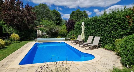Maison 4 chambres, dépendance, piscine et jardin proche du village.