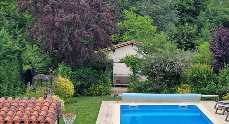 Maison 4 chambres, dépendance, piscine et jardin proche du village.