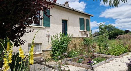 Maison 4 chambres, dépendance, piscine et jardin proche du village.