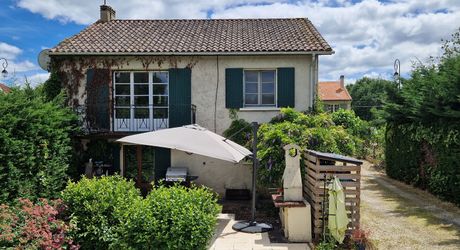 Maison 4 chambres, dépendance, piscine et jardin proche du village.