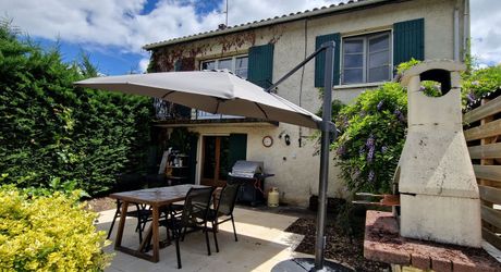 Maison 4 chambres, dépendance, piscine et jardin proche du village.