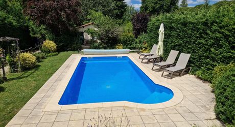 Maison 4 chambres, dépendance, piscine et jardin proche du village.