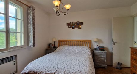Maison 4 chambres, dépendance, piscine et jardin proche du village.