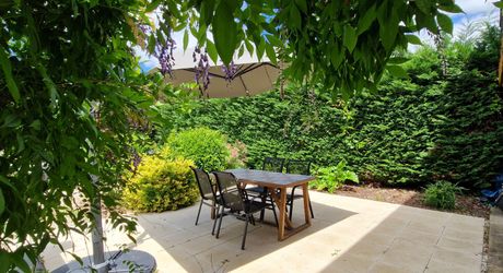 Maison 4 chambres, dépendance, piscine et jardin proche du village.