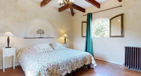 Propriété de caractère ade 20 hectares avec maison principale, maison d'amis, piscine, étang et cadre naturel