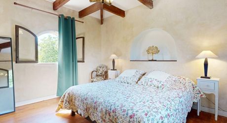 Propriété de caractère ade 20 hectares avec maison principale, maison d'amis, piscine, étang et cadre naturel