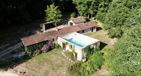 Propriété de caractère ade 20 hectares avec maison principale, maison d'amis, piscine, étang et cadre naturel