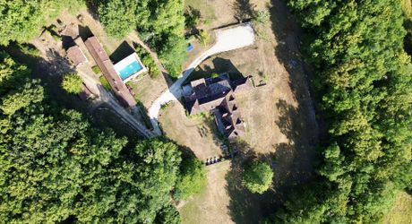Propriété de caractère ade 20 hectares avec maison principale, maison d'amis, piscine, étang et cadre naturel