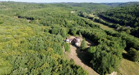 Propriété de caractère ade 20 hectares avec maison principale, maison d'amis, piscine, étang et cadre naturel
