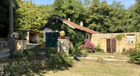 Propriété de caractère ade 20 hectares avec maison principale, maison d'amis, piscine, étang et cadre naturel