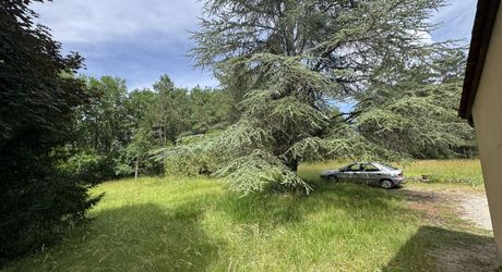 MAISON INDÉPENDANTE AU CALME AVEC TERRAIN BOISÉ PROCHE COMMERCES