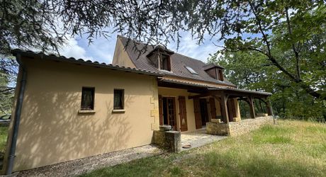 MAISON INDÉPENDANTE AU CALME AVEC TERRAIN BOISÉ PROCHE COMMERCES