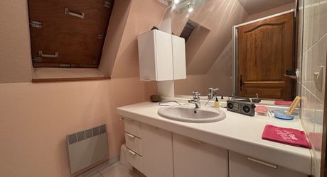 MAISON INDÉPENDANTE AU CALME AVEC TERRAIN BOISÉ PROCHE COMMERCES