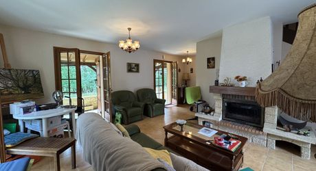 MAISON INDÉPENDANTE AU CALME AVEC TERRAIN BOISÉ PROCHE COMMERCES