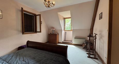 MAISON INDÉPENDANTE AU CALME AVEC TERRAIN BOISÉ PROCHE COMMERCES