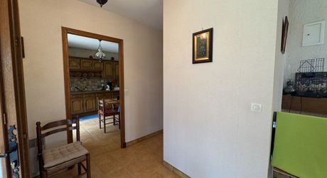 MAISON INDÉPENDANTE AU CALME AVEC TERRAIN BOISÉ PROCHE COMMERCES