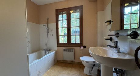 MAISON INDÉPENDANTE AU CALME AVEC TERRAIN BOISÉ PROCHE COMMERCES