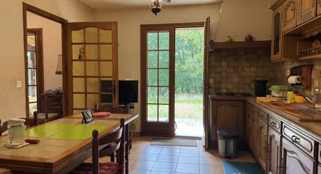 MAISON INDÉPENDANTE AU CALME AVEC TERRAIN BOISÉ PROCHE COMMERCES