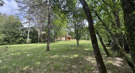 MAISON INDÉPENDANTE AU CALME AVEC TERRAIN BOISÉ PROCHE COMMERCES