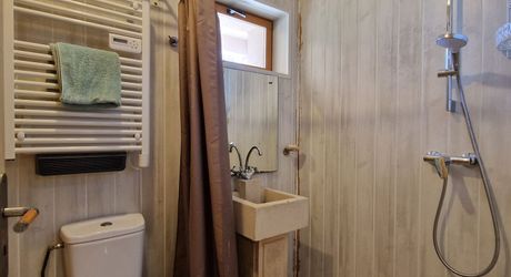 Sur hauteur, proche des commerces du Bugue, Maison d'habitation 4 chambres et terrain de 2077m2