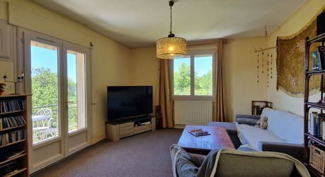 Sur hauteur, proche des commerces du Bugue, Maison d'habitation 4 chambres et terrain de 2077m2