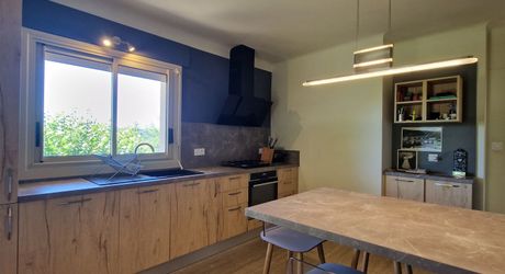 Sur hauteur, proche des commerces du Bugue, Maison d'habitation 4 chambres et terrain de 2077m2