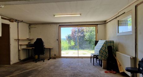 Sur hauteur, proche des commerces du Bugue, Maison d'habitation 4 chambres et terrain de 2077m2