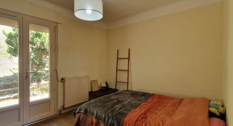 Sur hauteur, proche des commerces du Bugue, Maison d'habitation 4 chambres et terrain de 2077m2