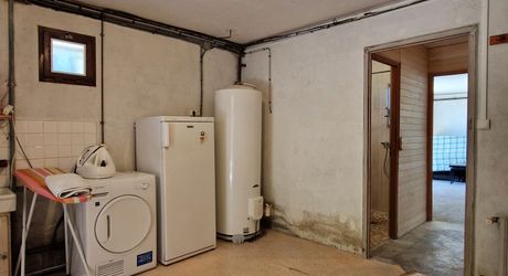 Sur hauteur, proche des commerces du Bugue, Maison d'habitation 4 chambres et terrain de 2077m2