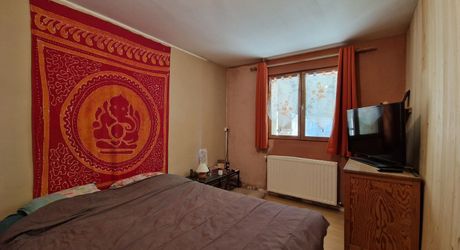 Sur hauteur, proche des commerces du Bugue, Maison d'habitation 4 chambres et terrain de 2077m2