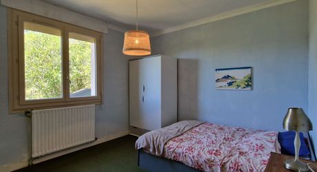 Sur hauteur, proche des commerces du Bugue, Maison d'habitation 4 chambres et terrain de 2077m2