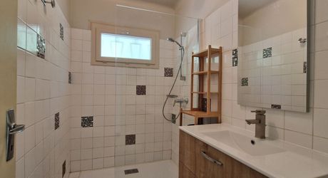 Sur hauteur, proche des commerces du Bugue, Maison d'habitation 4 chambres et terrain de 2077m2