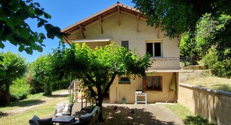 Sur hauteur, proche des commerces du Bugue, Maison d'habitation 4 chambres et terrain de 2077m2
