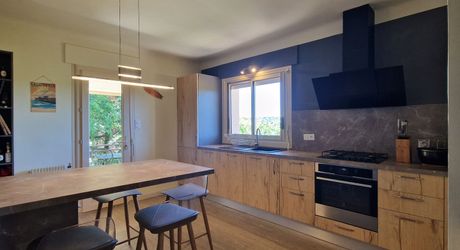 Sur hauteur, proche des commerces du Bugue, Maison d'habitation 4 chambres et terrain de 2077m2
