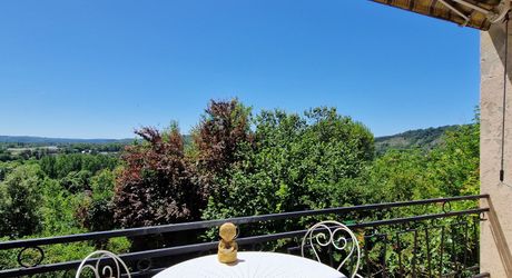 Sur hauteur, proche des commerces du Bugue, Maison d'habitation 4 chambres et terrain de 2077m2