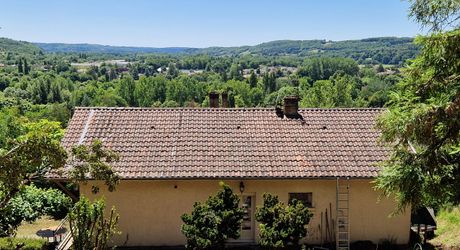 Sur hauteur, proche des commerces du Bugue, Maison d'habitation 4 chambres et terrain de 2077m2