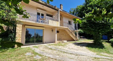 Sur hauteur, proche des commerces du Bugue, Maison d'habitation 4 chambres et terrain de 2077m2