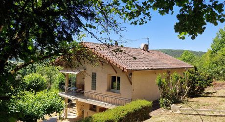 Sur hauteur, proche des commerces du Bugue, Maison d'habitation 4 chambres et terrain de 2077m2