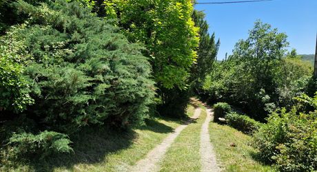 Sur hauteur, proche des commerces du Bugue, Maison d'habitation 4 chambres et terrain de 2077m2