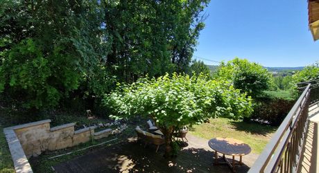 Sur hauteur, proche des commerces du Bugue, Maison d'habitation 4 chambres et terrain de 2077m2