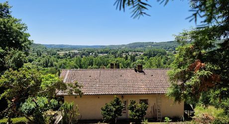 Sur hauteur, proche des commerces du Bugue, Maison d'habitation 4 chambres et terrain de 2077m2