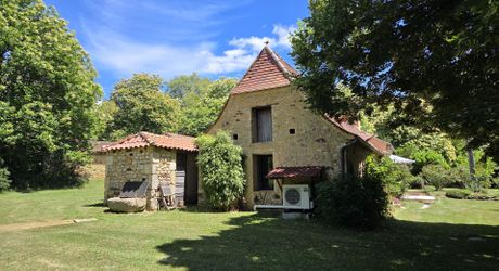 Ensemble périgordin rénové, ses deux roulottes et terrain de plus de 4 ha.