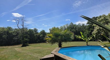 Ensemble périgordin rénové, ses deux roulottes et terrain de plus de 4 ha.