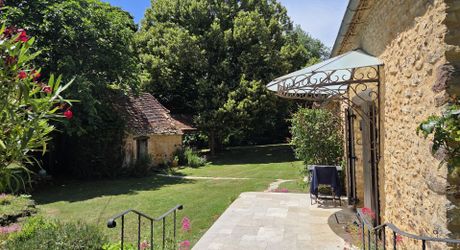Ensemble périgordin rénové, ses deux roulottes et terrain de plus de 4 ha.