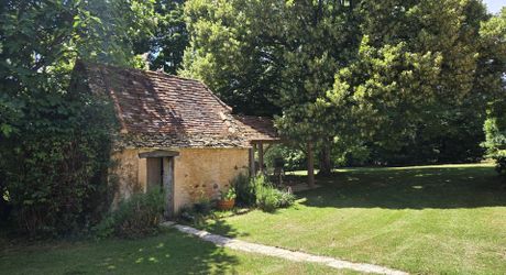Ensemble périgordin rénové, ses deux roulottes et terrain de plus de 4 ha.
