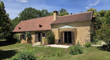 Ensemble périgordin rénové, ses deux roulottes et terrain de plus de 4 ha.