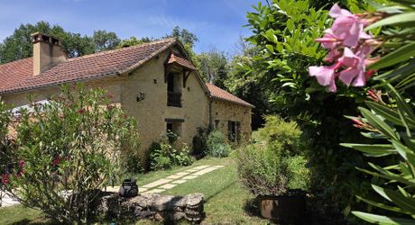 Ensemble périgordin rénové, ses deux roulottes et terrain de plus de 4 ha.