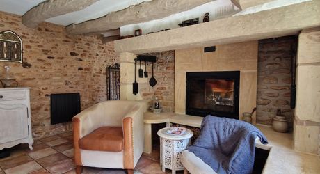 Ensemble périgordin rénové, ses deux roulottes et terrain de plus de 4 ha.