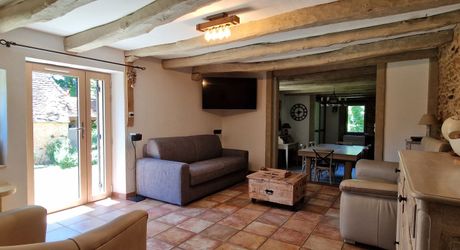 Ensemble périgordin rénové, ses deux roulottes et terrain de plus de 4 ha.